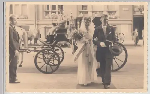 (F17647) Orig. Foto Hochzeit, Brautpaar steigt aus Kutsche
