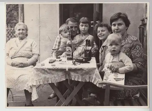 (F17633) Orig. Groß-Foto Familie DDR am Tisch im Freien 1950/60er