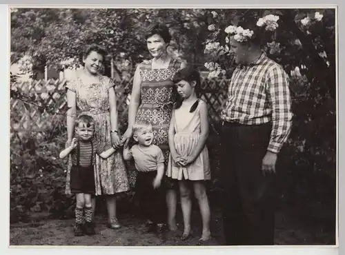 (F17631) Orig. Groß-Foto Personen, Familie im Garten DDR 1950/60er