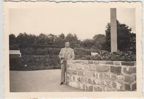 (F17628) Orig. Foto Miedzyzdroje Misdroy, Mann in einem Park 1942