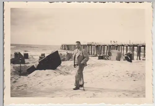 (F17626) Orig. Foto Miedzyzdroje Misdroy, Mann m. Gehstock a. Seebrücke 1942