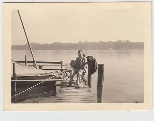 (F17624) Orig. Foto Mann mit Angel am See, 1930er