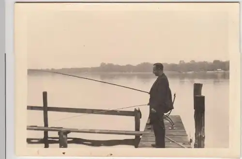 (F17622) Orig. Foto Mann mit Angel am See, 1930er