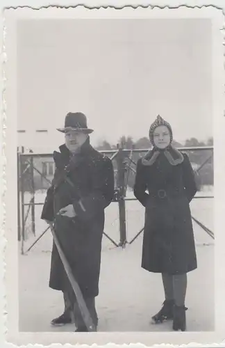 (F17618) Orig. Foto Winter, Mann u. Mädchen i. Freien 1930er