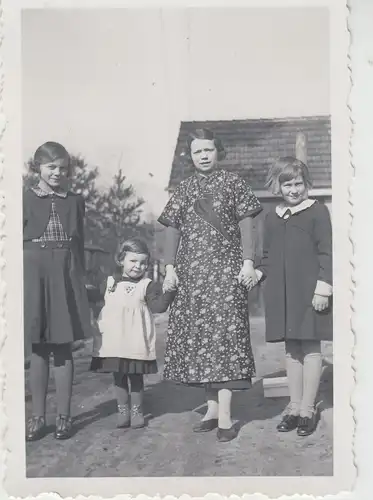 (F17615) Orig. Foto Frau u. kleine Mädchen im Freien 1930er