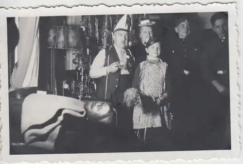 (F17610) Orig. Foto Personen im Raum, Feier, Silvester o.ä. 1938