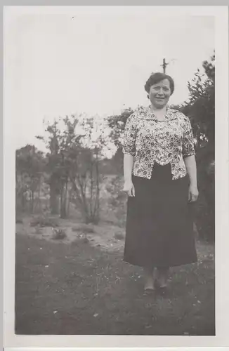 (F17608) Orig. Foto Frau im Garten 1930er