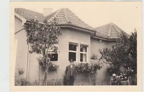 (F17607) Orig. Foto Herr steht im Garten vor Wohnhaus 1930er