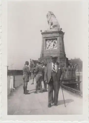 (F17606) Orig. Foto Lindau Bodensee, Personen am Löwe, 1930er