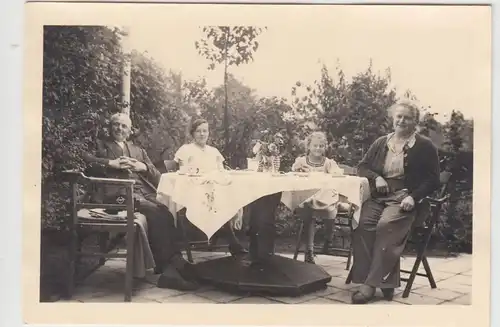 (F17605) Orig. Foto Personen sitzen am Tisch im Garten 1930er