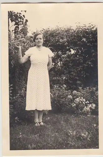 (F17603) Orig. Foto Frau im Garten 1930er