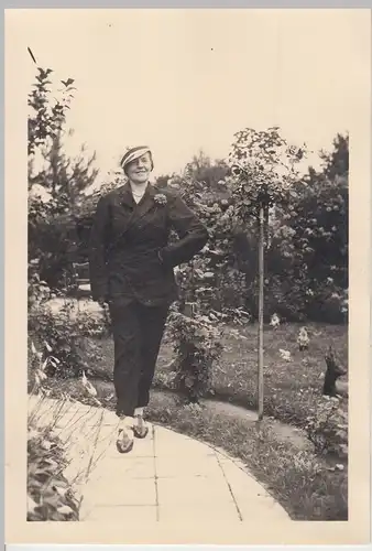 (F17602) Orig. Foto Frau u. Gartenzwerge im Garten 1930er