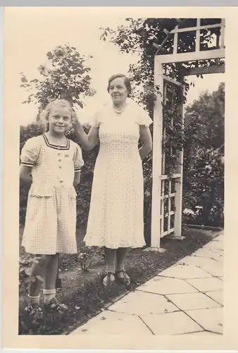 (F17600) Orig. Foto Frau u. Mädchen am Spalier im Garten 1930er