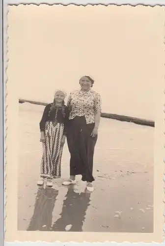 (F17599) Orig. Foto Borkum, Frau u. Mädchen am Strand 1938