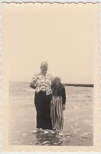 (F17598) Orig. Foto Borkum, Frau u. Mädchen am Strand 1938