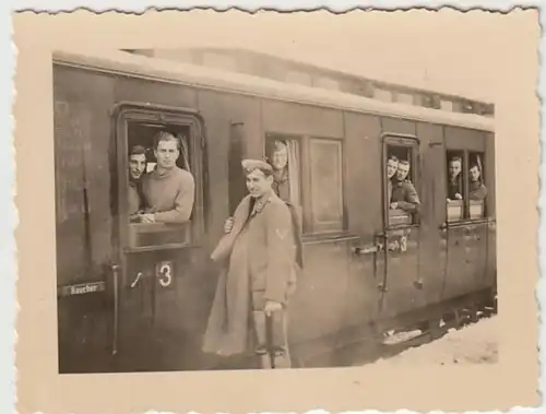 (F1759) Orig. Foto Luftwaffe-Soldaten schauen aus Personenzug, 1940er