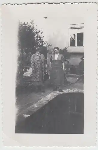 (F17586) Orig. Foto Damen am Haus u. kl. Teich 1938