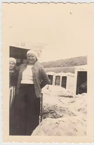 (F17582) Orig. Foto Borkum, Frau u. Mädchen im Strandhäuschen 1938