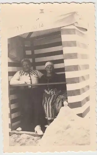 (F17581) Orig. Foto Borkum, Frau u. Mädchen im Strandhäuschen 1938