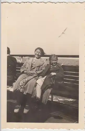 (F17580) Orig. Foto Nordsee, Frau u. Mädchen auf Dampfer 1938