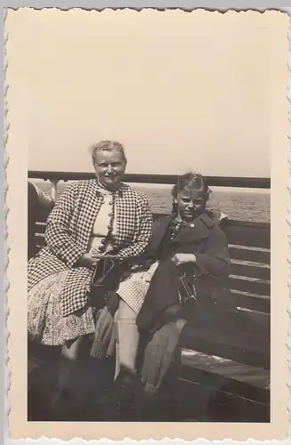 (F17578) Orig. Foto Nordsee, Frau u. Mädchen auf Dampfer 1938