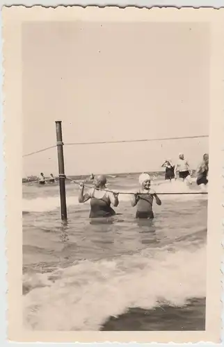 (F17566) Orig. Foto Borkum, Badende im Wasser, Wellen 1938