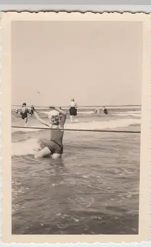 (F17565) Orig. Foto Borkum, Mädchen i. Badeanzug im Wasser 1938