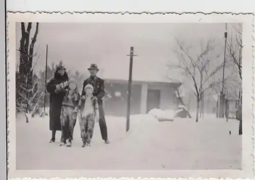 (F17560) Orig. Foto Winter, Familie im Freien 1938