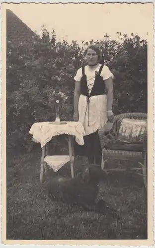 (F17547) Orig. Foto Frau in Volkstracht mit Hund im Garten 1935