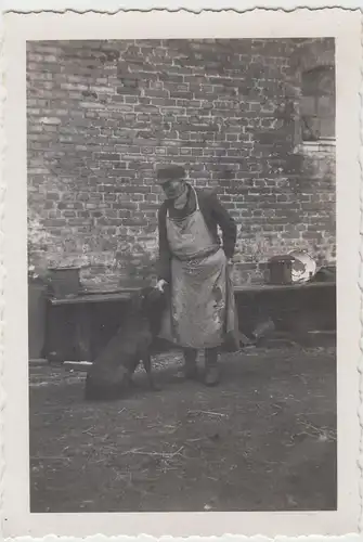 (F17543) Orig. Foto Mann mit Hund auf dem Haushof 1940er