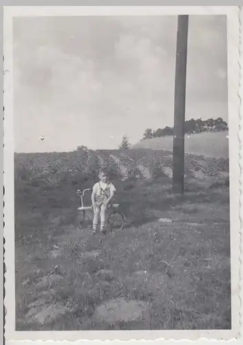 (F17541) Orig. Foto Kind Helmut a. Linderode m. Dreirad am Feldrand 1940er