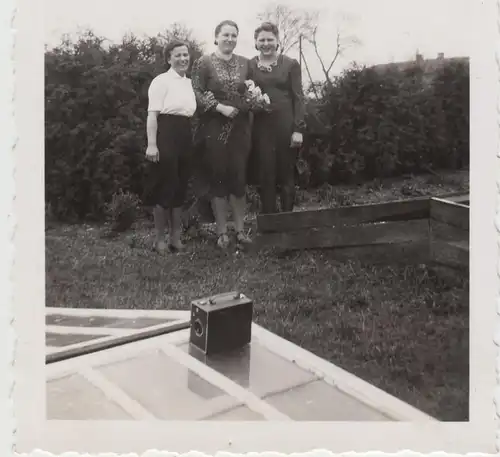 (F17540) Orig. Foto Frauen Irma, Ursel u. Hilde im Garten 1940er