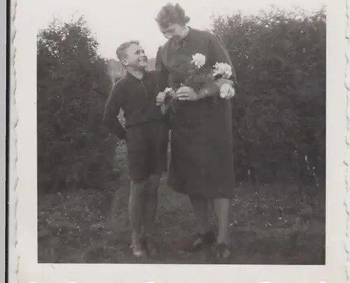 (F17537) Orig. Foto Personen im Freien, 1. Osterfeiertag 1941