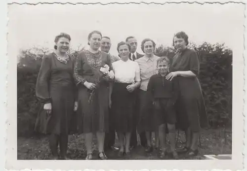 (F17536) Orig. Foto Frau mit Sohn Ulli im Freien 1941