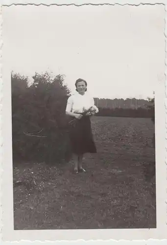 (F17535) Orig. Foto junge Frau Irmchen mit Blumen im Freien 1941