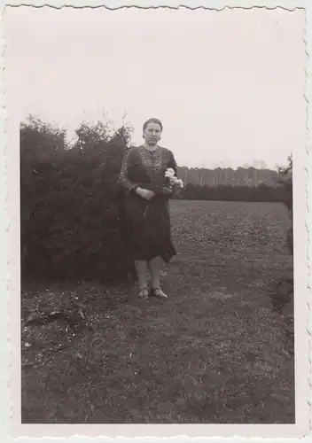 (F17533) Orig. Foto junge Frau Ursel mit Blumen im Freien 1941