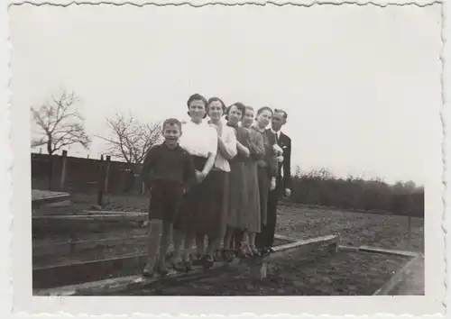 (F17534) Orig. Foto Personen auf einem Holzbalken, Beete 1941