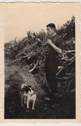 (F17529) Orig. Foto Mann Paul mit Pfeife und Hund im Freien 1940er