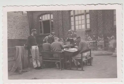 (F17525) Orig. Foto deutsche Soldaten in Frankreich, Kartoffeln schälen 1940er
