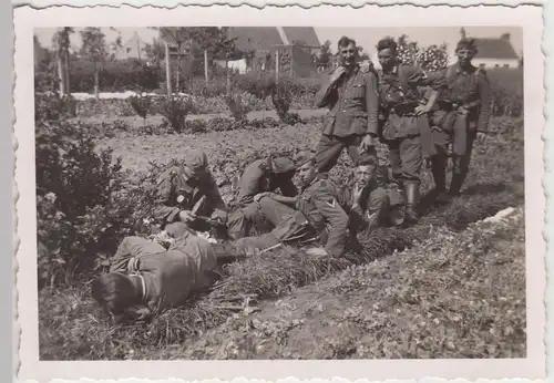 (F17520) Orig. Foto deutsche Soldaten liegen im Beet 1941