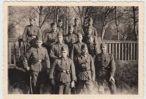 (F17519) Orig. Foto deutsche Soldaten, Gruppenbild im Freien 1940er