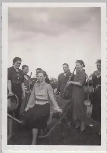 (F17512) Orig. Foto Personen mit Gartengeräte im Freien 1930/40er