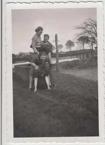 (F17488) Orig. Foto Personen übereinander, Spaß im Freien 1939