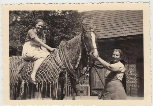 (F17483) Orig. Foto Frau Hildegard Furchner auf Pferd Siegfried 1930er