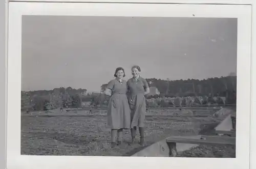 (F17480) Orig. Foto Arbeitsmaiden Ann Prill u. Anett Gäde a.d. Feld 1930er