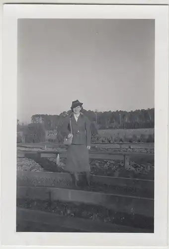 (F17468) Orig. Foto Dame im Freien, Spaziergang 1930er