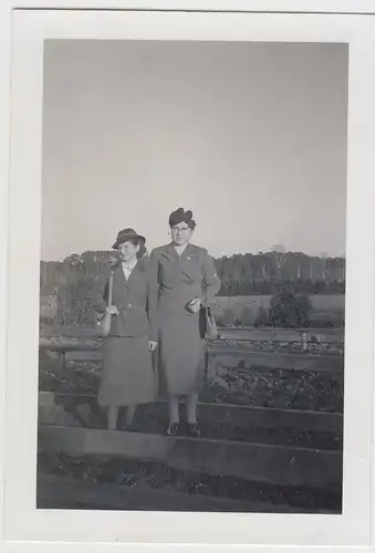 (F17466) Orig. Foto Damen im Freien, Spaziergang 1930er