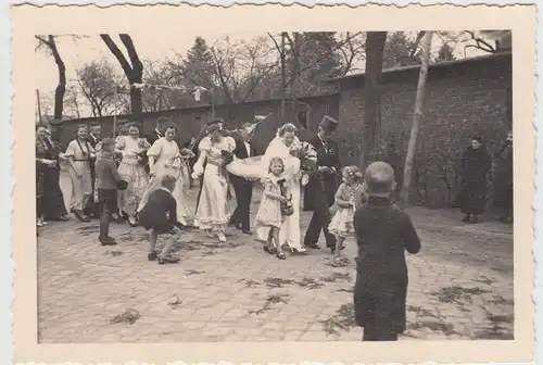 (F17456) Orig. Foto Hochzeit v. Lischen Nakonz, Umzug im Freien 1938