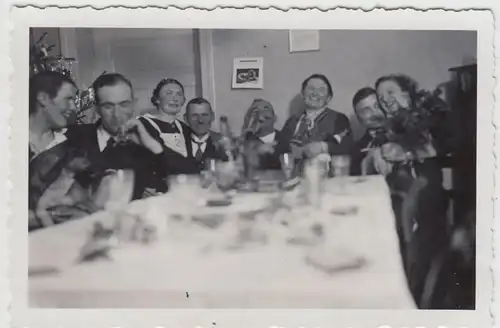 (F17455) Orig. Foto Personen am Tisch, Verlobungsfeier v. Lischen Nakonz 1930er