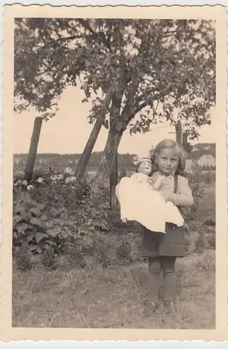 (F17454) Orig. Foto kleines Mädchen m. Puppe im Freien >Puppenmütterchen< 1930er